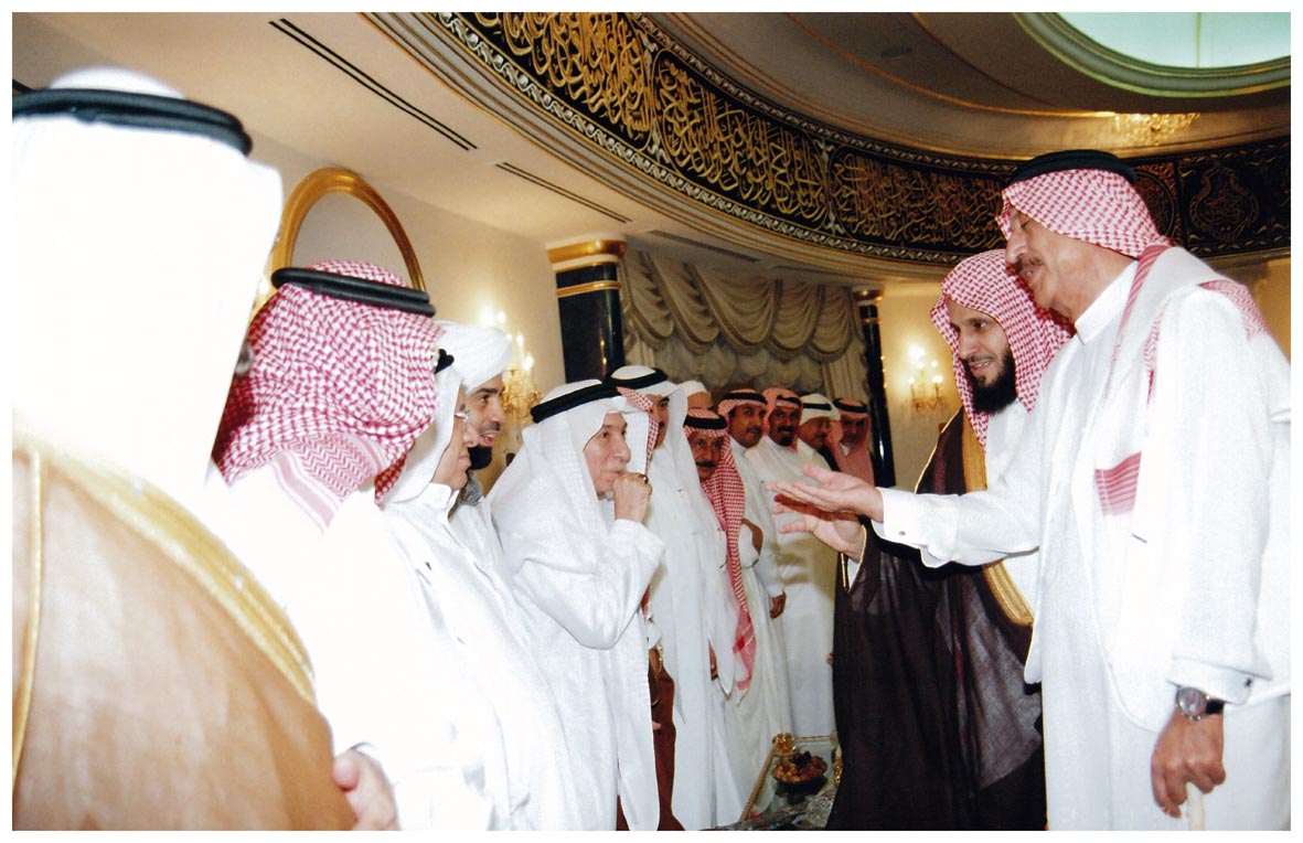 صورة 687: الشيخ عبد المقصود خوجه فالشيخ عائض القرني وأمامهما بعض الحضور 