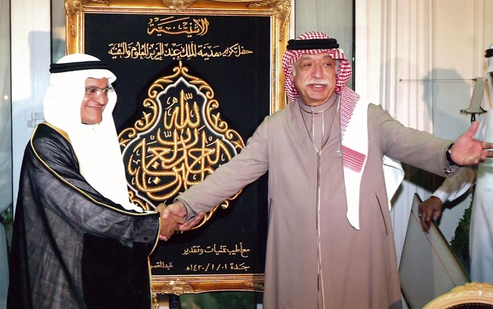 صورة 6260: الشيخ عبد المقصود محمد سعيد خوجه يقدم لوحة